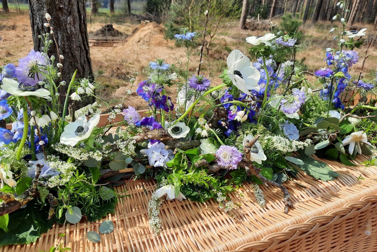 Rouwbloemwerk voor op natuurbegraafplaats